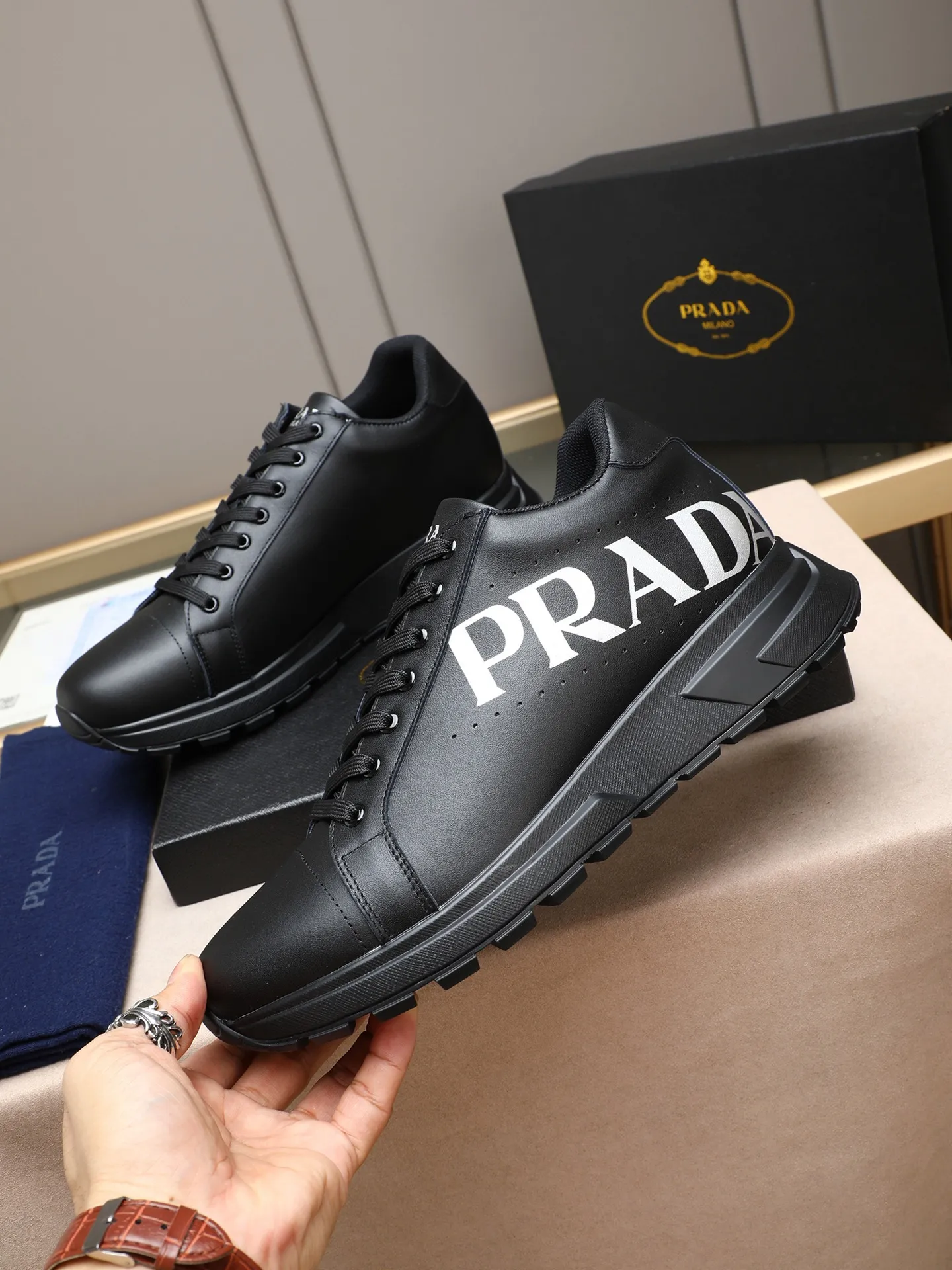 Men's shoes 💰460 PRADA's new model is on the market, the picture above is a must-sell! Fashionable casual men's shoes, trendy and versatile, relaxed and sporty style, imported cowhide leather uppers 3D printed and ultra-fine workmanship. Light and comfortable on the feet, available in 5 colors! 38-44(45 customized)